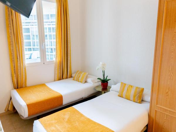 Hostal Josefina-Gran Vía : photo 8 de la chambre chambre quadruple avec salle de bains privative