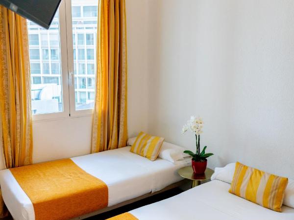 Hostal Josefina-Gran Vía : photo 10 de la chambre chambre quadruple avec salle de bains privative