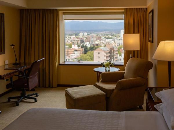 Sheraton Mendoza Hotel : photo 2 de la chambre chambre lit king-size - vue sur ville