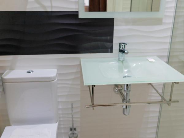 Hostal Gran Via 44 : photo 4 de la chambre chambre simple avec salle de bains privative