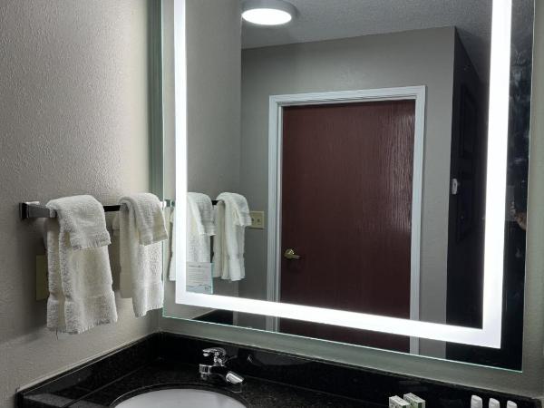 La Quinta Inn & Suites by Wyndham Louisville East : photo 2 de la chambre chambre deluxe avec 2 lits queen-size - non-fumeurs