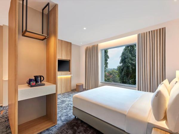 Holiday Inn Express Bengaluru Bommasandra, an IHG Hotel : photo 7 de la chambre suite lit queen-size avec canapé-lit