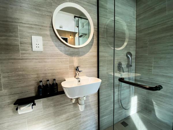 ST Signature Jalan Besar : photo 8 de la chambre cabin m, window, private bathroom