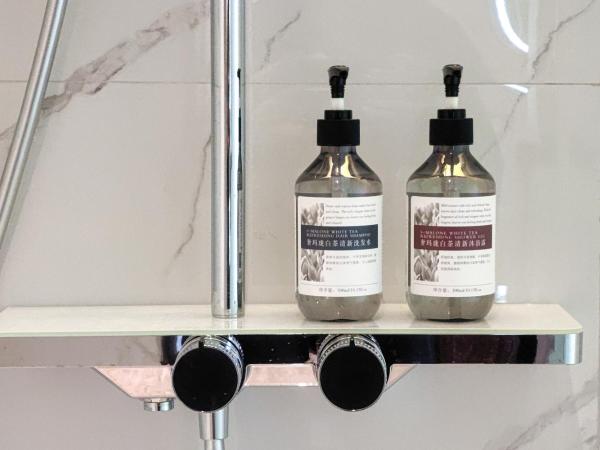 Yizhi Hotel Changgang Metro Station - Free Shuttle Bus during Canton Fair : photo 4 de la chambre chambre affaires lit queen-size