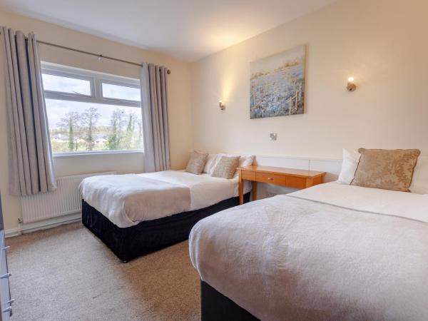 Killarney View House B&B : photo 1 de la chambre chambre triple avec salle de bains privative