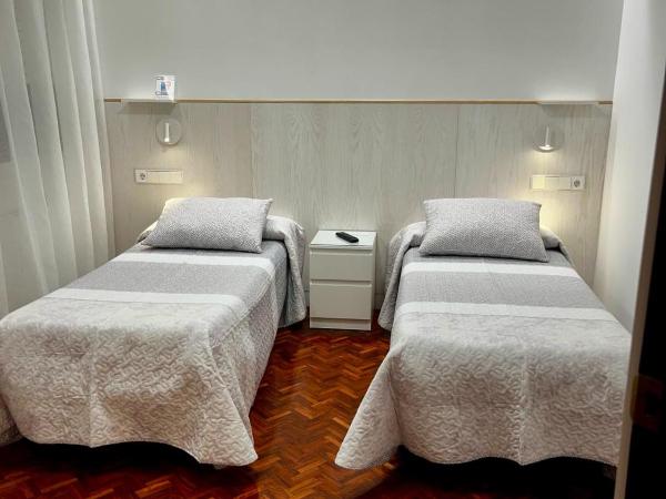 Hostal Charo II : photo 6 de la chambre chambre lits jumeaux