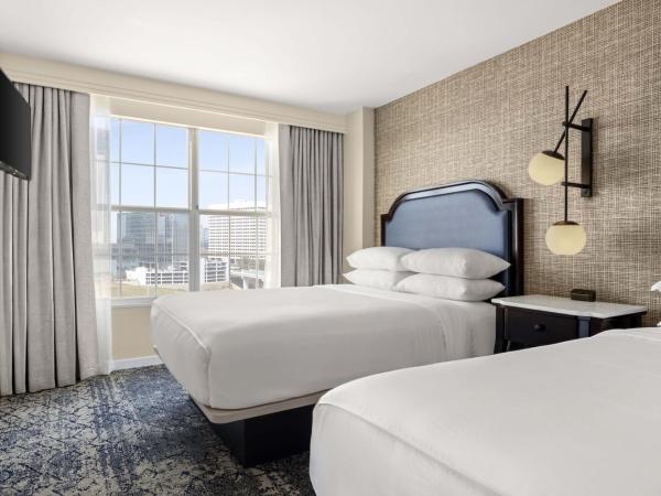Sheraton Suites Galleria Atlanta : photo 1 de la chambre suite 1 chambre avec 2 lits doubles et canapé-lit - vue sur ville