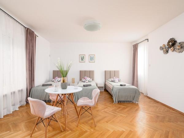 Willa Zacisze - Pokoje Gościnne : photo 1 de la chambre chambre quadruple avec balcon