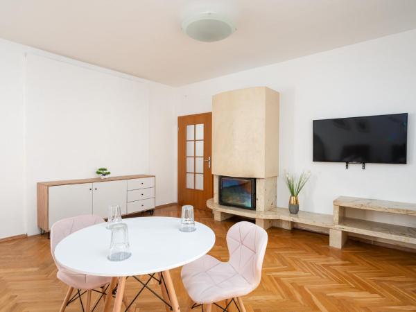 Willa Zacisze - Pokoje Gościnne : photo 4 de la chambre chambre quadruple avec balcon