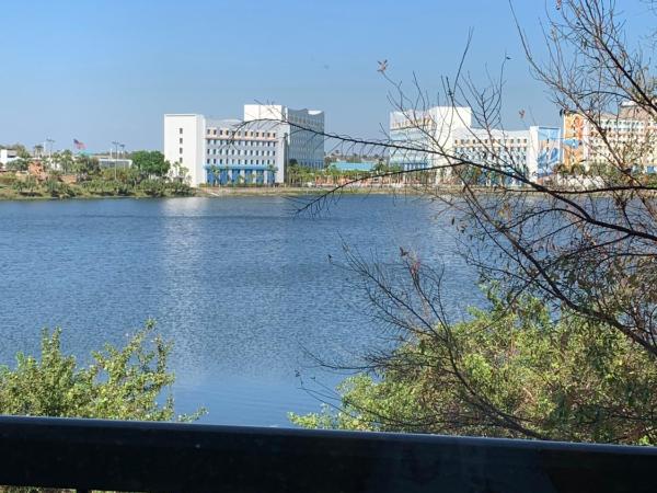 Great Location Studio Pool/Lake View Orlando I-Drive : photo 2 de la chambre studio avec vue sur lac