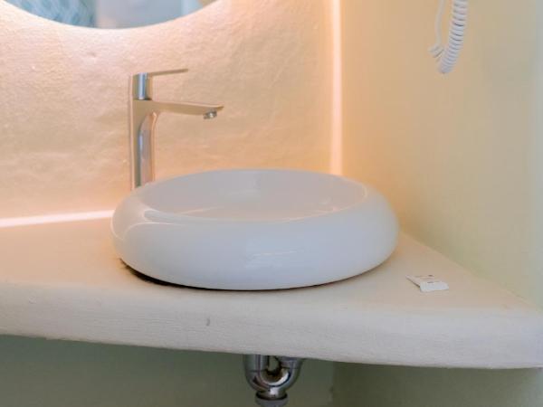 Hostal Charlotte-Gran Vía : photo 6 de la chambre chambre lits jumeaux avec salle de bains privative