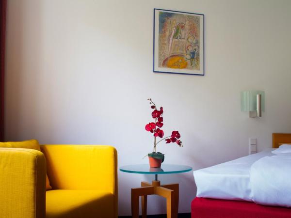 Hotel in Herrenhausen : photo 6 de la chambre chambre simple - vue sur jardin