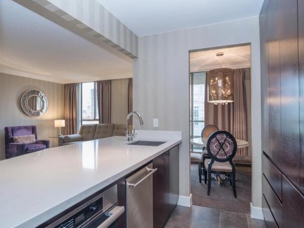 La Grande Residence at the Sutton Place Hotel : photo 10 de la chambre two bedroom sutton suite, 1 king, 1 queen, sofa bed