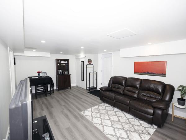 Serene Niagara Guest House : photo 1 de la chambre chambre familiale avec salle de bains privative