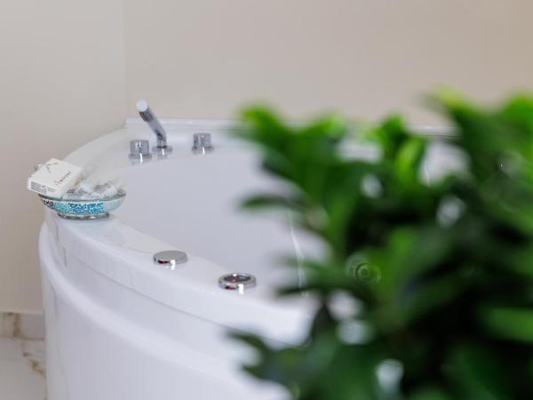 REDDIMUS Guest House : photo 9 de la chambre suite avec baignoire spa