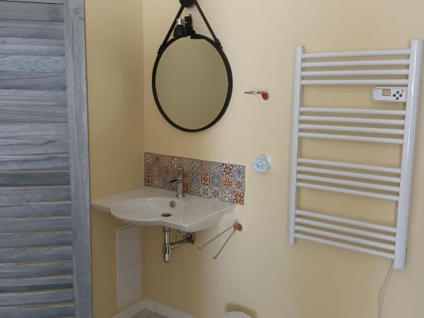 BASTIDE DES MARTELIERES : photo 4 de la chambre chambre triple - vue sur la piscine