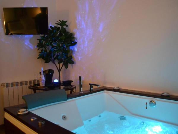 Acquadellarte B&B : photo 4 de la chambre suite avec baignoire spa