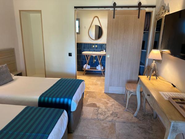 Hotel Mas Des Barres : photo 1 de la chambre chambre double confort avec terrasse