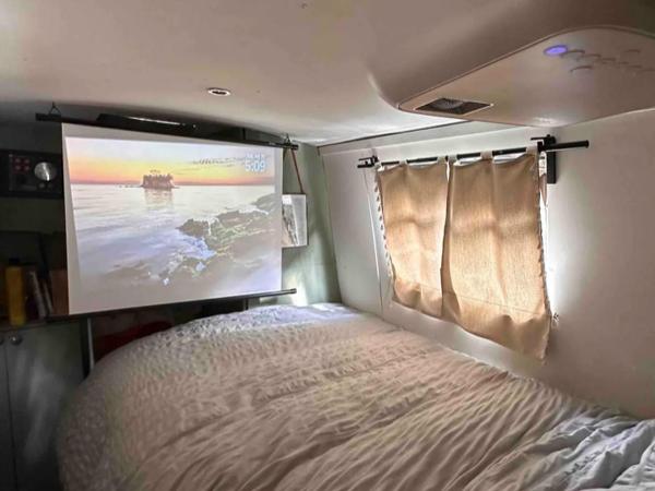 Delightful 1970's Narrowboat : photo 2 de la chambre mobile home