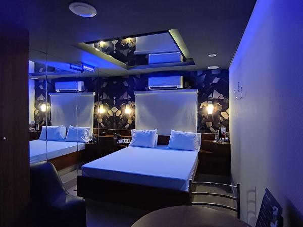 Swing Motel 1 : photo 5 de la chambre suite lit queen-size avec baignoire spa