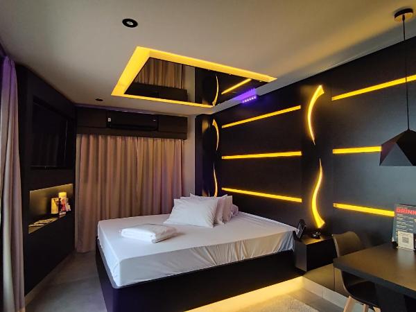 Swing Motel 1 : photo 3 de la chambre suite lit queen-size avec baignoire spa