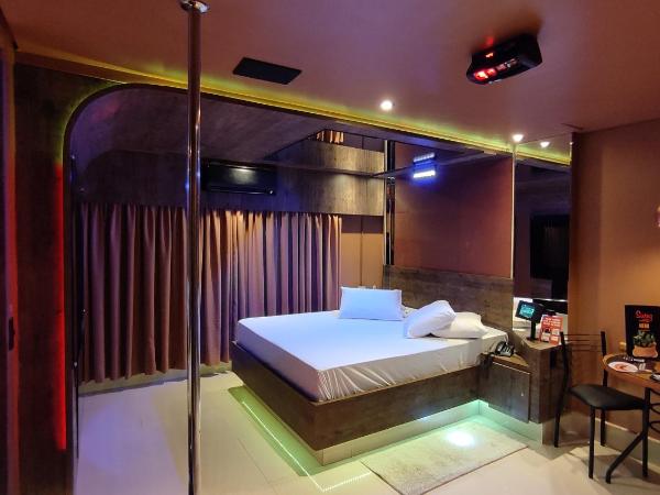 Swing Motel 1 : photo 1 de la chambre suite lit queen-size avec baignoire spa