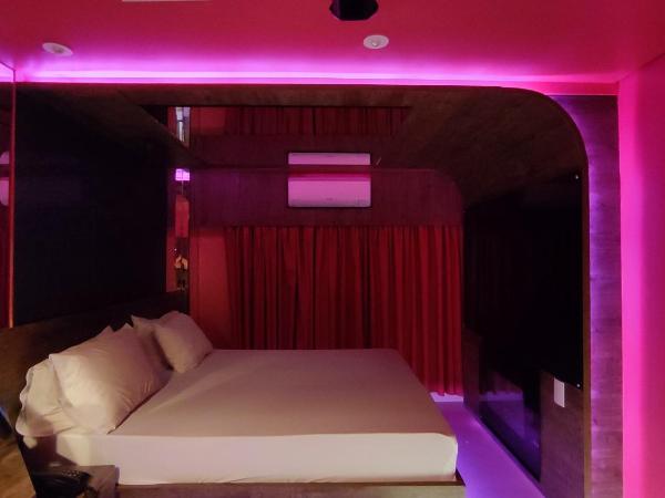 Swing Motel 1 : photo 3 de la chambre suite lit queen-size avec baignoire spa