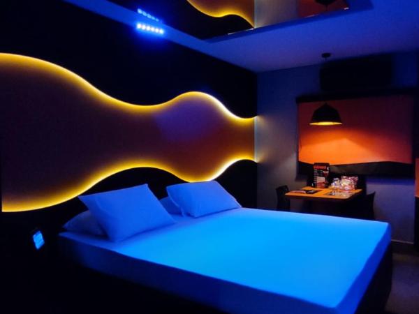 Swing Motel 1 : photo 1 de la chambre suite lit queen-size avec baignoire spa