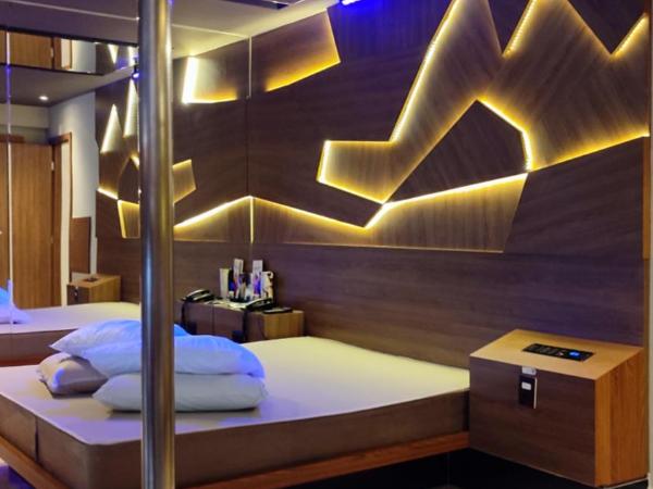 Swing Motel 1 : photo 4 de la chambre suite avec jacuzzi