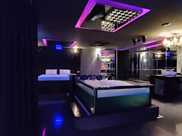 Swing Motel 1 : photo 3 de la chambre suite avec piscine privée