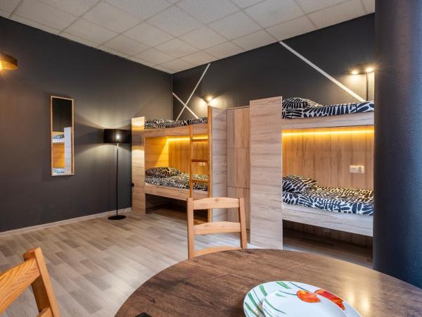 Keja Rooms II - Pokoje Noclegi w Centrum Gdyni : photo 2 de la chambre chambre familiale avec salle de bains commune