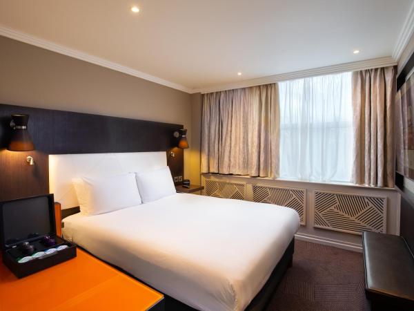 DoubleTree by Hilton London Ealing : photo 8 de la chambre chambre lit queen-size - pour personnes à mobilité réduite
