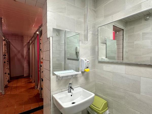 Smart Russell Square Hostel : photo 10 de la chambre  lit dans dortoir mixte de 12 lits - salle de bains commune