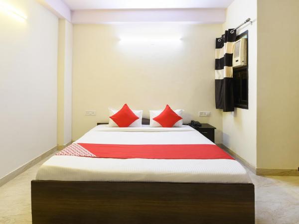 OYO Club Residency Near Tdi Mall : photo 8 de la chambre chambre triple classique