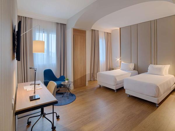 NH Bologna De La Gare : photo 4 de la chambre chambre double ou lits jumeaux supérieure avec lit d'appoint (2 adultes + 1 enfant)