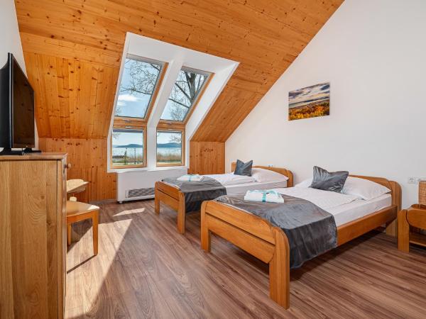 Golden Bridge Rooms : photo 8 de la chambre chambre lits jumeaux - vue sur lac