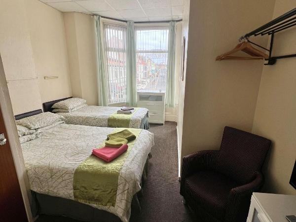 Tudor Rose Hotel : photo 1 de la chambre chambre triple avec salle de bains privative