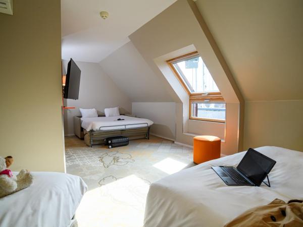 ibis Styles Tours Centre : photo 8 de la chambre superior room with one double bed, one single bed and sofa bed