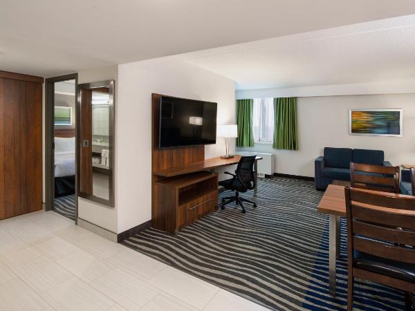 Holiday Inn Winnipeg - Airport West, an IHG Hotel : photo 2 de la chambre suite lit king-size – non-fumeurs