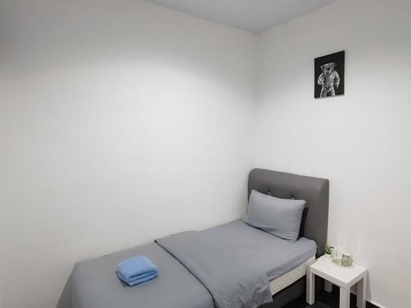 184 GURNEY DRIVE PENANG : photo 1 de la chambre chambre simple avec salle de bains privative