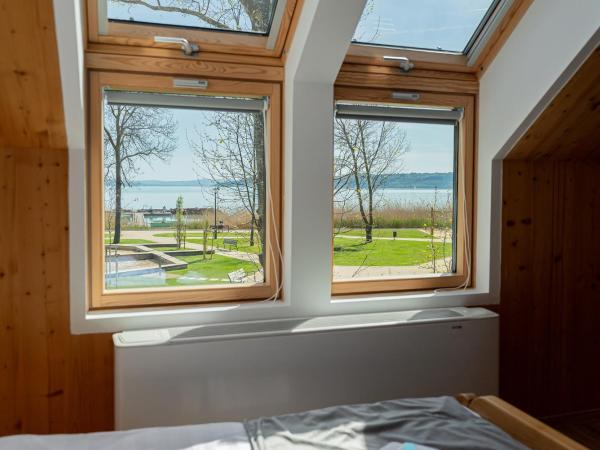 Golden Bridge Rooms : photo 7 de la chambre chambre lits jumeaux - vue sur lac