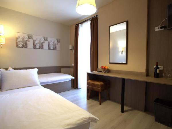 Hotel La Riva : photo 5 de la chambre chambre triple avec balcon