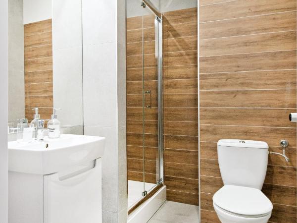 SHED Living Kraków : photo 7 de la chambre chambre double avec salle de bains privative