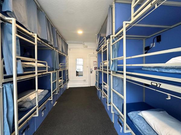 Smart Hyde Park Inn Hostel : photo 3 de la chambre lit dans dortoir mixte de 15 lits avec salle de bains privative