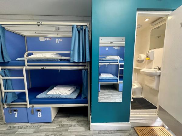 Smart Hyde Park Inn Hostel : photo 3 de la chambre lit dans dortoir mixte de 8 lits avec salle de bains privative