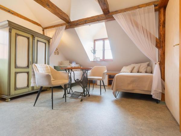 Wellness Pension Ametyst : photo 1 de la chambre chambre mansardée de luxe avec lit king-size et baignoire