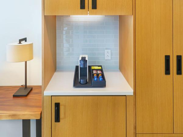 Renaissance Honolulu Hotel & Spa - Newly Opened 2024 : photo 3 de la chambre one-bedroom king suite with sofa bed ocean view