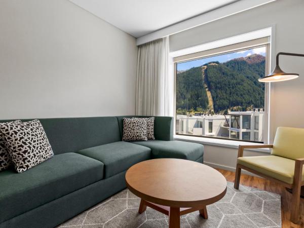 Holiday Inn Express & Suites Queenstown, an IHG Hotel : photo 7 de la chambre suite 1 chambre lit king-size - vue sur télécabine