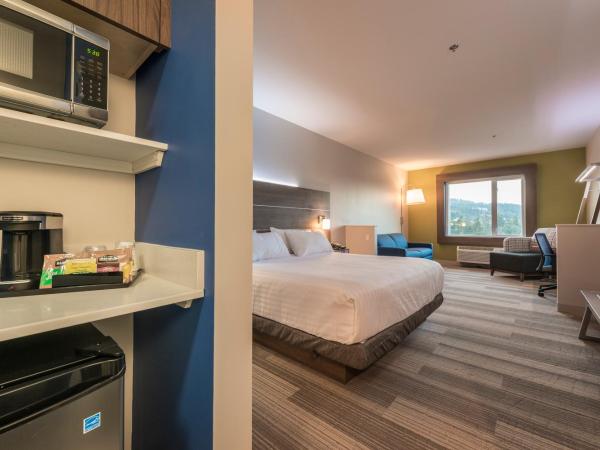 Holiday Inn Express & Suites Victoria-Colwood, an IHG Hotel : photo 5 de la chambre suite deluxe avec lit king-size