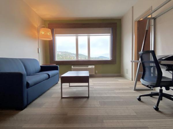 Holiday Inn Express & Suites Victoria-Colwood, an IHG Hotel : photo 2 de la chambre suite deluxe avec lit king-size